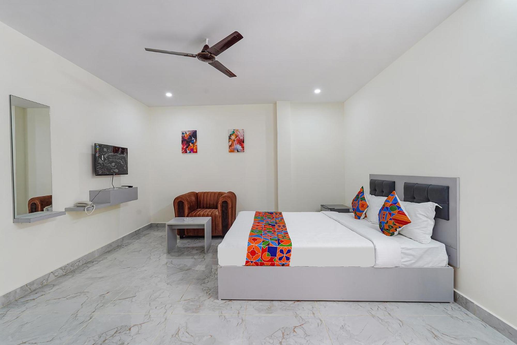Ivory Pearl Hotel Bangalore Buitenkant foto