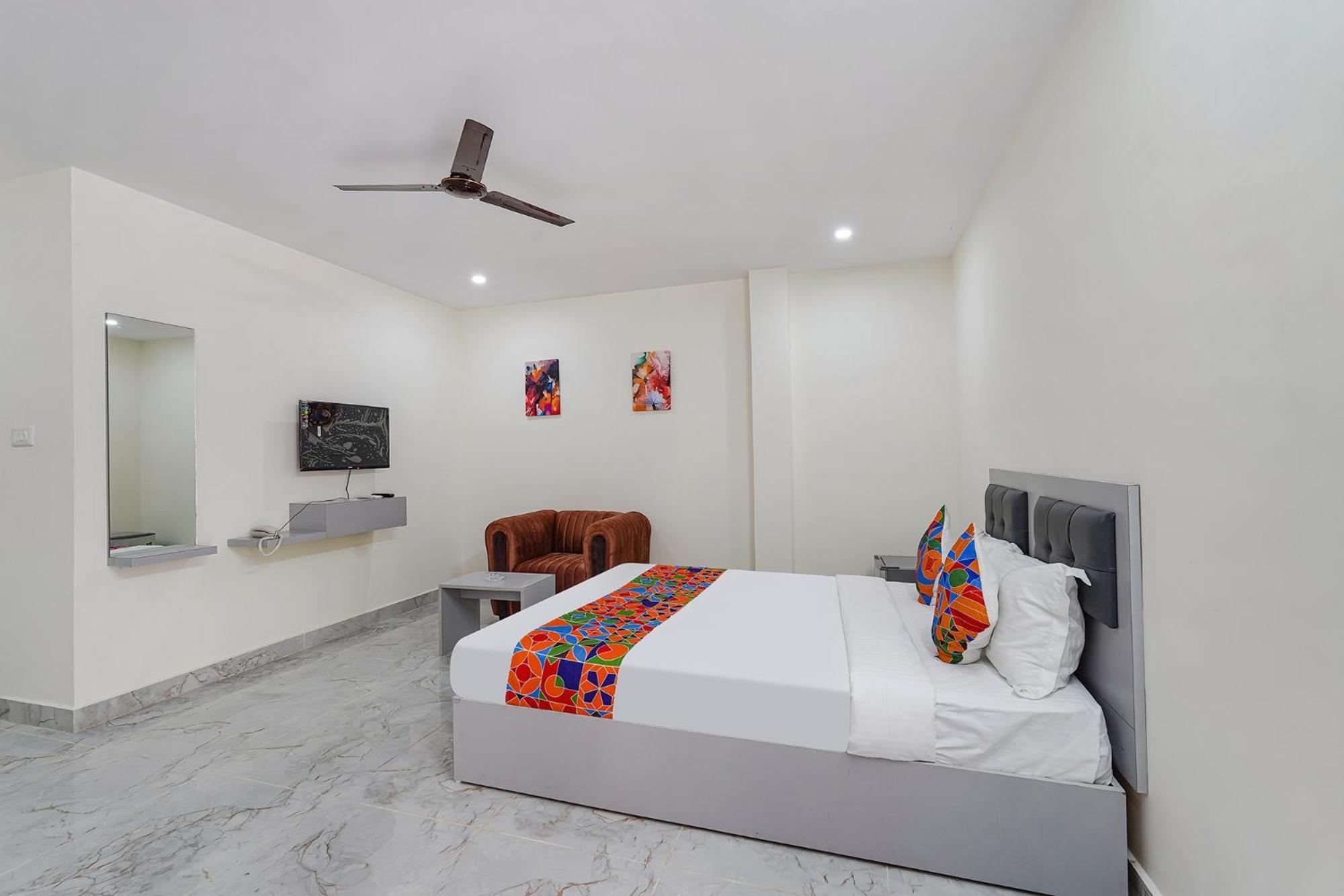 Ivory Pearl Hotel Bangalore Buitenkant foto